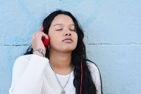 Joven Hermosa Mujer Escuchando Música Aire Libre — Foto de Stock