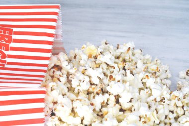 Beyaz ahşap zemin üzerinde lezzetli mısır üstten görünüm