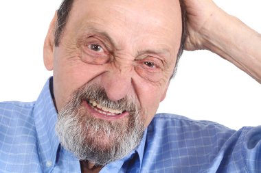 Eldery adam tutarak onun baş ve bir şey hakkında endişeli. İzole beyaz arka plan 