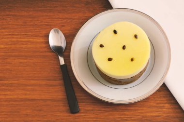 Ahşap arka plan üzerinde taze tutku meyve. Lezzetli yiyecek konsepti