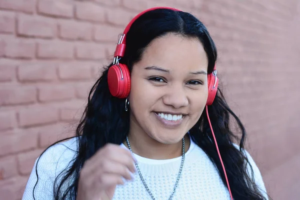 Retrato Jovem Mulher Bonita Com Fones Ouvido Vermelhos Ouvindo Música — Fotografia de Stock