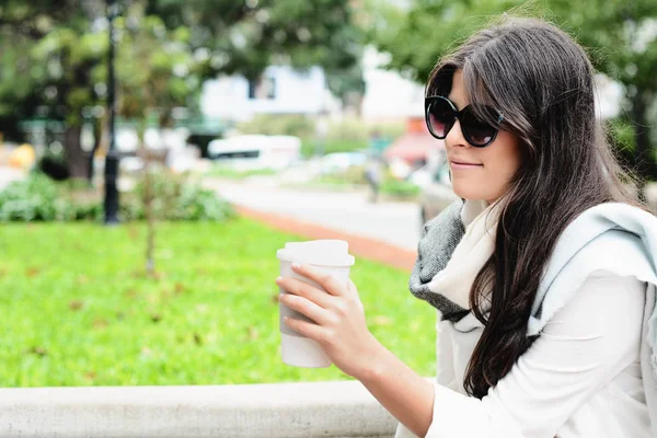 Retrato Una Hermosa Mujer Sosteniendo Una Taza Café Papel Calle — Foto de Stock