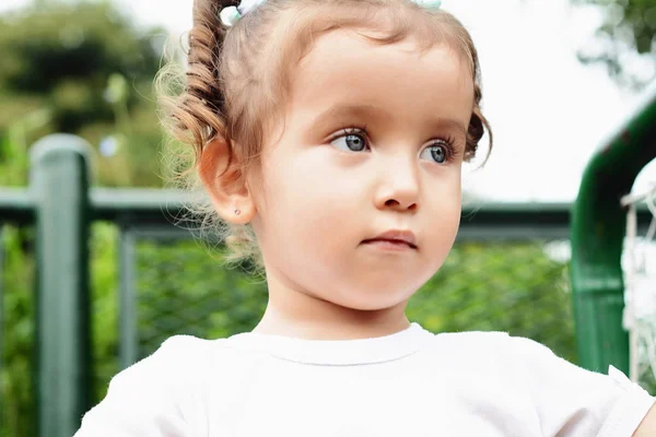 Close Van Portret Van Schattige Babymeisje Het Park — Stockfoto