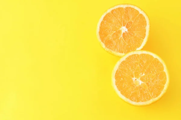 Primer Plano Rodajas Naranja Sobre Fondo Amarillo Concepto Comida Caliente — Foto de Stock