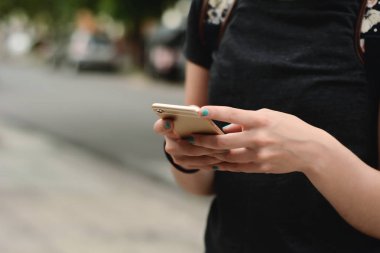 güzel genç kadın sokakta smartphone ileti gönderme.