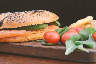 Füme somon simit krem peynir ile. Lezzetli yemekler concep