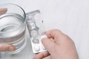 Tablet hap tutan ihtiyar. Tıp kavramı