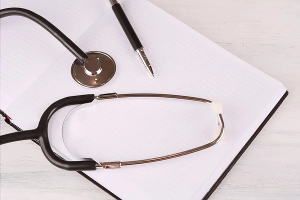 Halaman Buku Catatan Kosong Meja Dokter Dengan Stetoskop Dan Persediaan — Stok Foto