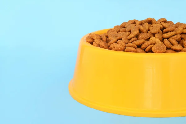 Tigela Plástico Amarelo Cheio Com Comida Cão Fundo Azul Claro — Fotografia de Stock