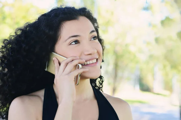 Porträtt Ung Latin Kvinna Talar Hennes Mobiltelefon Utomhus — Stockfoto