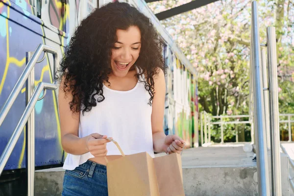 Giovane Bella Donna Bianca Faccia Sorpresa Tenendo Shopping Bag All — Foto Stock