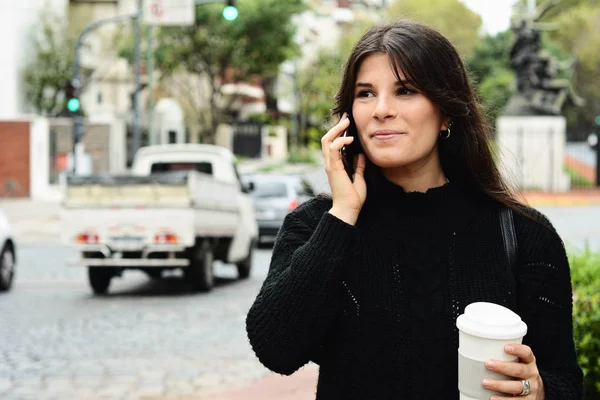 Hermosa Mujer Bebiendo Taza Papel Café Usando Teléfono Calle Invierno —  Fotos de Stock