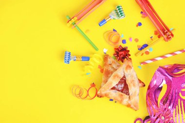 Karnaval maskesi Purim arka plan görünümünü top, kostüm ve hamantaschen tanımlama bilgileri parti. Purim kutlama kavramı