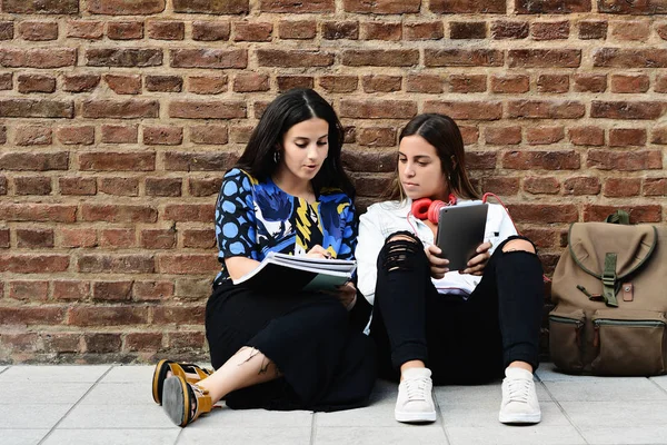 Dos Alumnas Preparan Para Los Exámenes Con Cuaderno Ejercicios Tablet —  Fotos de Stock