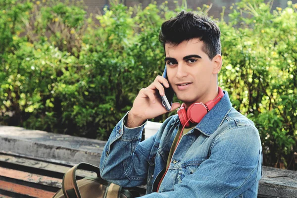 Portret Przystojny Młody Mężczyzna Rozmowy Jego Telefon Komórkowy Słuchawki Zewnątrz — Zdjęcie stockowe
