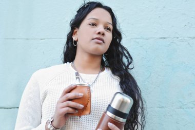 Geleneksel Arjantin yerba mate çay içme genç latin kadın portresi. Güney Amerika popüler içecek. Açık havada