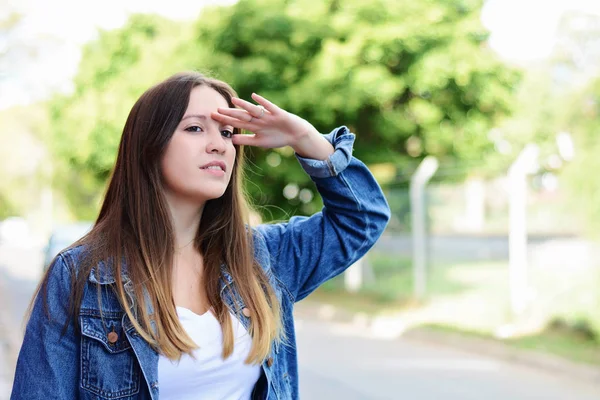 Portrét Mladé Hispánské Ženy Pohledu Daleko Rukou Čelo Létě Venku — Stock fotografie