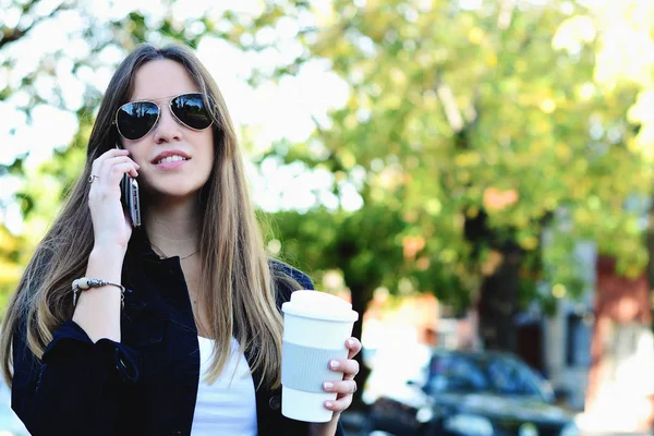 Beautiful Woman Drinking Paper Cup Coffee Using Her Phone Street — Stock Photo, Image