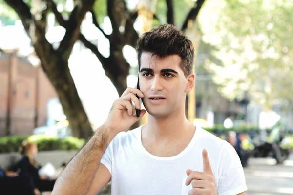 Portret Młodzieńca Łacińskiej Rozmawia Przez Telefon Ulicy Zewnątrz — Zdjęcie stockowe