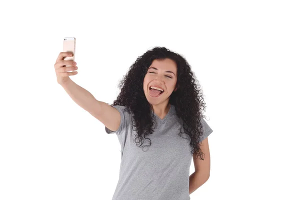 Mujer Latina Joven Tomando Selfie Con Smartphone Interior Fondo Blanco —  Fotos de Stock