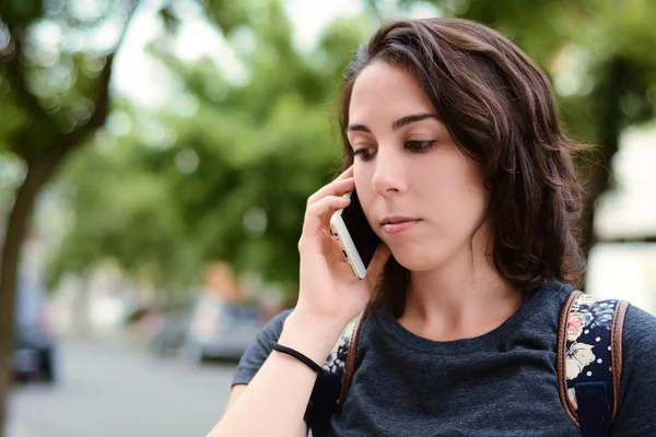 Porträtt Ung Latin Kvinna Talar Hennes Mobiltelefon Utomhus — Stockfoto