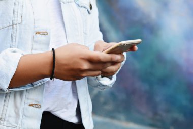 güzel genç kadın sokakta smartphone ileti gönderme.