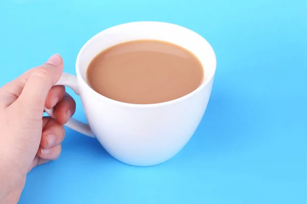 Mãos Femininas Segurando Xícara Café Branco Fundo Azul Claro — Fotografia de Stock