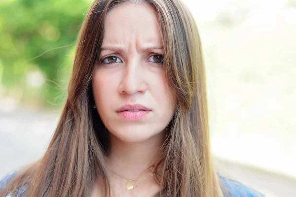 Retrato Una Joven Latina Enojada Aire Libre — Foto de Stock