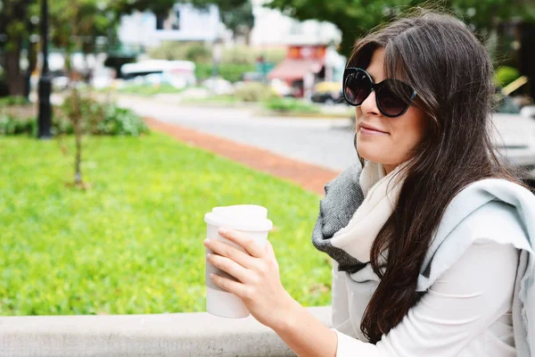 Retrato Una Hermosa Mujer Sosteniendo Una Taza Café Papel Calle —  Fotos de Stock