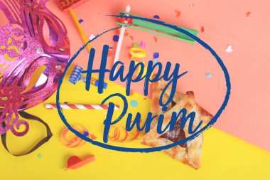 Karnaval maskesi Purim arka plan görünümünü top, kostüm ve hamantaschen tanımlama bilgileri parti. Purim kutlama kavramı