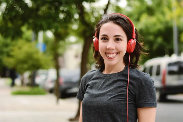 Портрет Молодої Красивої Жінки Червоними Навушниками Слухають Музику Відкритому Повітрі — стокове фото