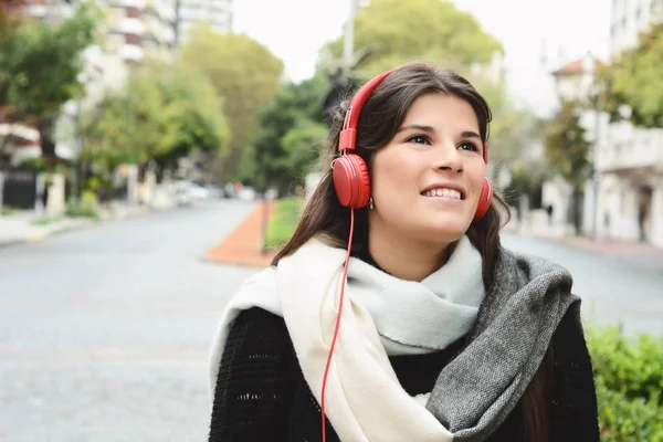 Retrato Jovem Mulher Bonita Com Fones Ouvido Vermelhos Ouvindo Música — Fotografia de Stock