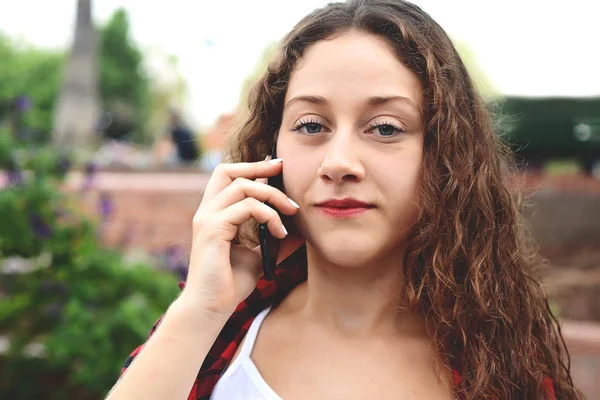 Porträtt Ung Latin Kvinna Talar Hennes Mobiltelefon Utomhus — Stockfoto