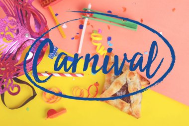 Karnaval maskesi Purim arka plan görünümünü top, kostüm ve hamantaschen tanımlama bilgileri parti. Purim kutlama kavramı