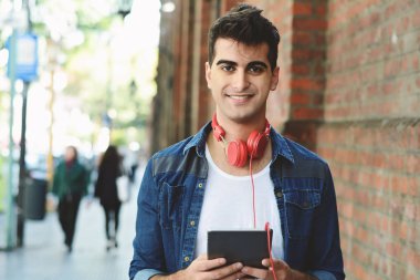 Genç latin adam tablet Street, çok dokunaklı. Kentsel kavramı.