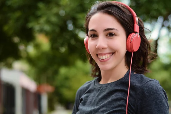Retrato Una Joven Hermosa Mujer Con Auriculares Rojos Escuchando Música — Foto de Stock