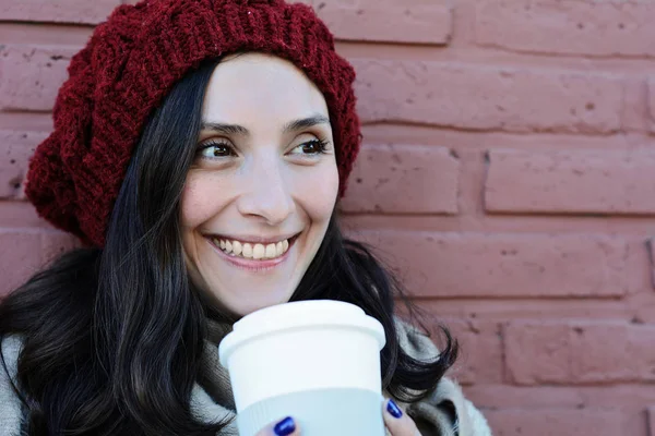 Retrato Una Hermosa Mujer Sosteniendo Una Taza Café Papel Calle —  Fotos de Stock