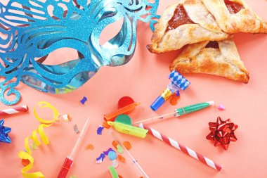 Karnaval maskesi Purim arka plan görünümünü top, kostüm ve hamantaschen tanımlama bilgileri parti. Purim kutlama kavramı
