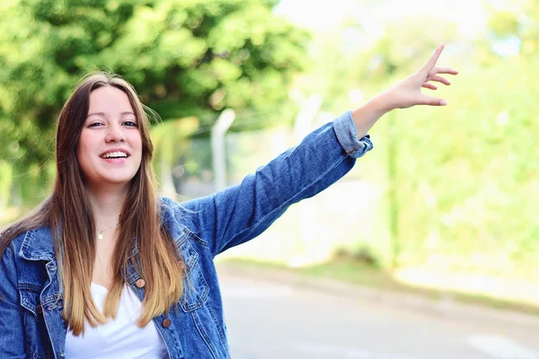 Jonge Vrouw Belt Een Taxi Verhogen Haar Arm Straat Vervoer — Stockfoto