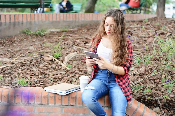 Chica Estudiante Joven Con Una Tableta Una Taza Café Desechable — Foto de Stock