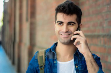 Evet genç latin adam portresi. Açık havada.