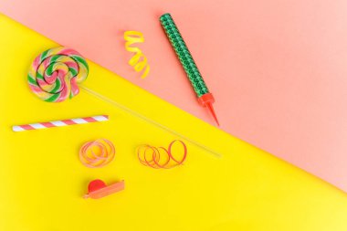 En iyi doğum günü partisi nesnelerin görünümünü renkli arka plan üzerinde. Kutlama kavramı