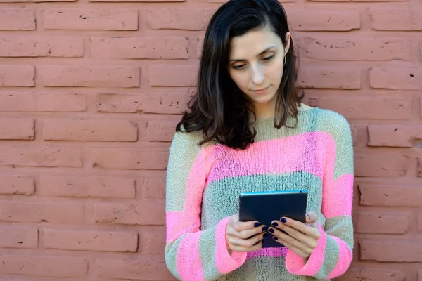 Junge Schöne Frau Mit Ihrem Tablet Draußen Stadtbild — Stockfoto