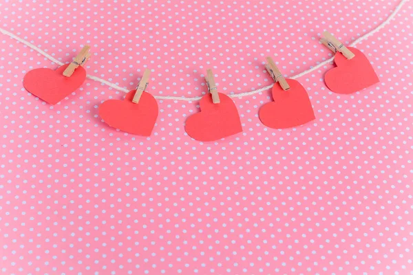 Corações Papel Vermelho Pendurados Sobre Fundo Rosa Conceito Dia Dos — Fotografia de Stock