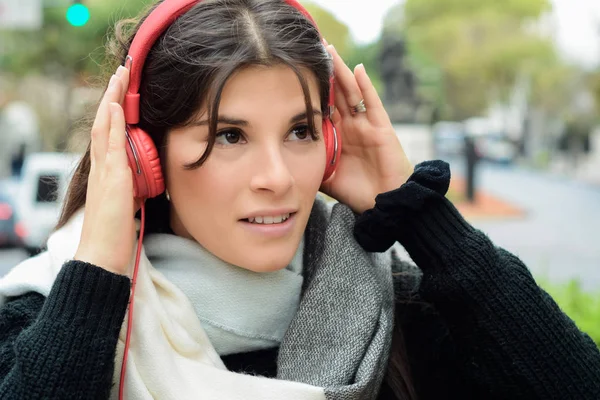Portrét Mladé Krásné Ženy Červeným Sluchátka Poslouchat Hudbu Venku Urbanistický — Stock fotografie