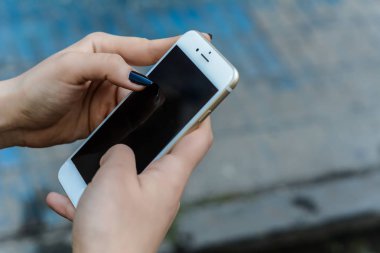 güzel genç latin kadınlar sokakta smartphone ileti gönderme.