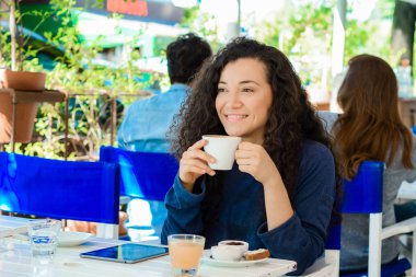 Genç latin kadın kahve kahve içme.