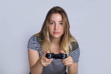 Studio video oyunları oynarken genç güzel kadın portresi.