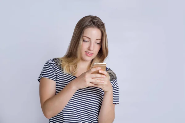 Captura Estudio Joven Hermosa Mujer Usando Teléfono Inteligente — Foto de Stock