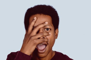 Afro Amerikan portresi adam stüdyo korku ifadesi ile.